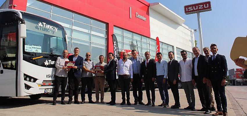 anadolu-isuzu-kocaeli-yetkili-saticisifnc-otomotivden-tuncay-seyahate-75-adet-isuzu-d-max-pick-up-ve-novo-lux-midibus-teslimati.jpg