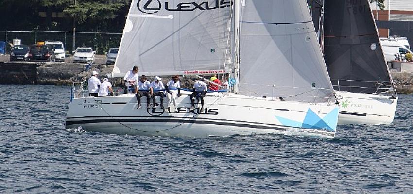 lexus-sailing-team-ilk-yarisiyla-istanbulda-yelken-acti.jpg