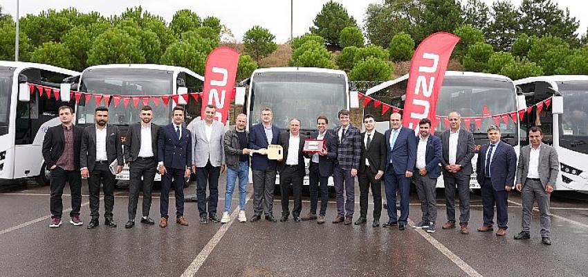 anadolu-isuzu-yetkili-saticisi-enke-otomotivden-ofses-turizme-15-adet-novo-lux-midibus-teslimati.jpg