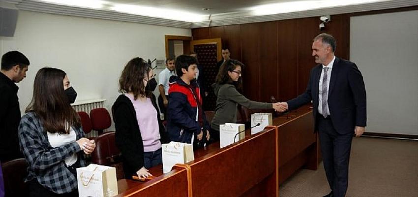 baskan-taban-yurt-disindan-gelen-misafir-ogrencilerle-bulustu.jpg