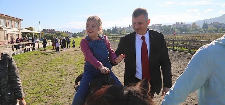 golcukte-ozel-cocuklar-ata-binme-heyecani-yasadilar.jpg