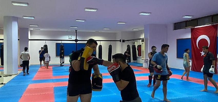 kemerde-ucretsiz-karate-ve-kick-boks-kurslari-veriliyor.jpg