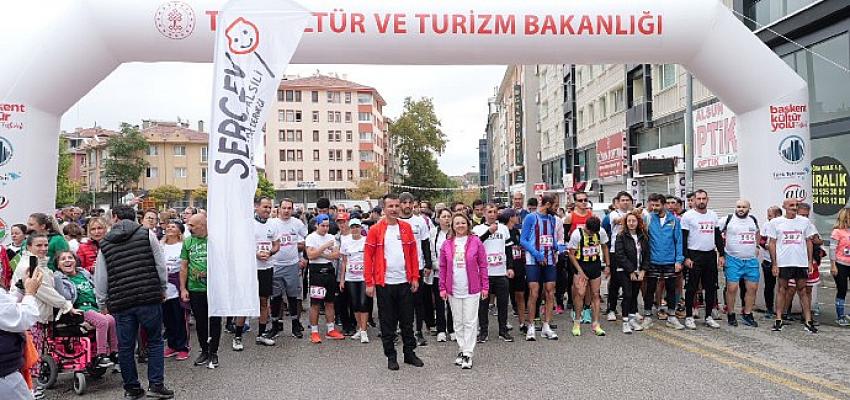 kultur-yolu-festivalleri-devam-ediyor-baskent-kultur-yolu-festivalinde-ankaralilar-sanat-icin-kostu-ve-serebral-palsiye-dikkat-cekti.jpg