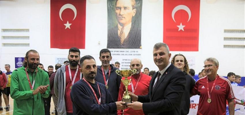 kurumlar-arasi-voleybol-turnuvasi-sampiyonu-golcuk-belediyesi.jpg