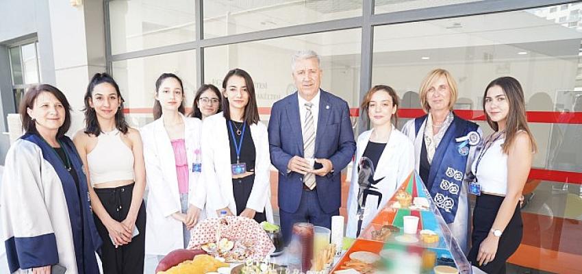 rektor-prof-dr-budak-karsiyaka-saglik-bilimleri-fakultesinde-topluluk-stantlarini-ziyaret-etti.jpg