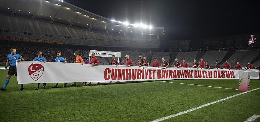 63-macta-futbolcular-ve-hakemler-sahaya-cumhuriyet-pankartiyla-cikti.jpg