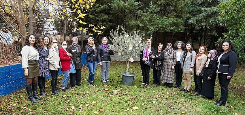 gaziemirde-25-kasima-ozel-grup-calismasi.jpg