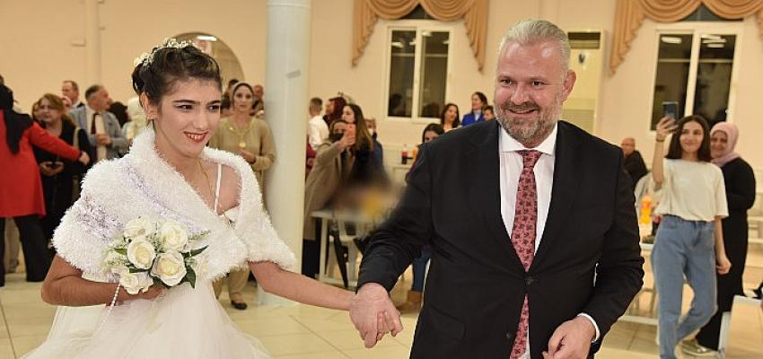 genc-kizin-gelinlik-hayali-gercek-oldu.jpg