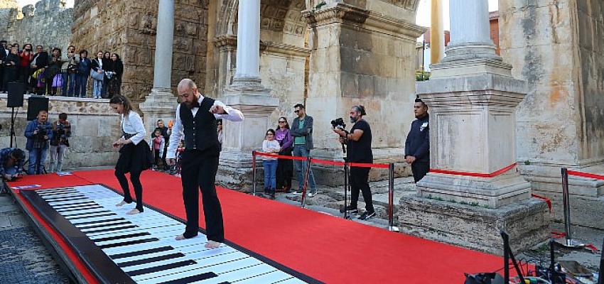 ilk-kez-turkiyeye-gelen-il-grande-piano-antalyada-muzikseverlerle-bulustu.jpg