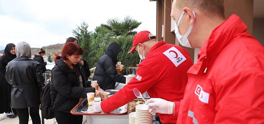 kizilay-20-bin-kisilik-sicak-yemek-dagitimi-yapti.jpg