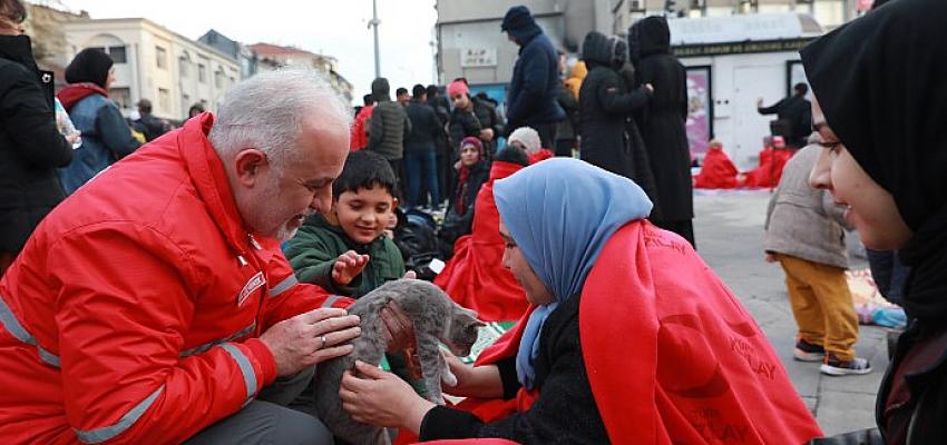 kizilay-duzcedeki-depremin-ardindan-beslenme-ve-barinma-hizmeti-ile-bolgede.jpg