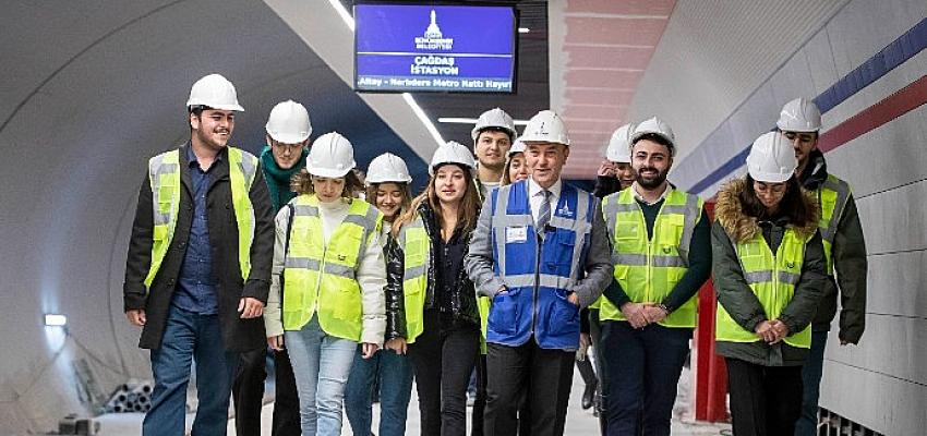baskan-tunc-soyer-izmirin-yeni-metrosunda-universite-ogrencileriyle-bulustu.jpg