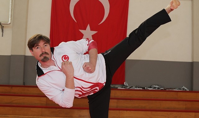 gaziemir-belediyesi-taekwondo-antrenoru-volkan-yalcinkaya-turkiye-sampiyonu.jpg