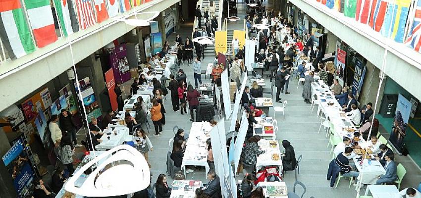 ozyegin-universitesi-ogrencilerini-sektorle-bulusma-etkinlikleri-ile-turkiyenin-oncu-otelcilik-ve-yiyecek-icecek-sirketleriyle-bulusturarak-gelecege-hazirliyor.jpg