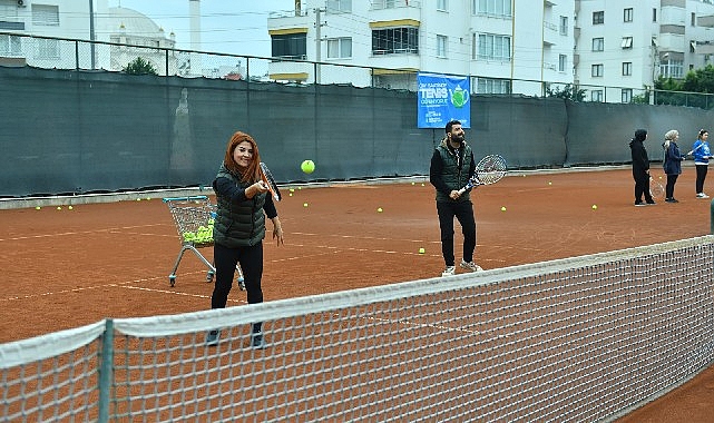 yenisehirli-kadinlar-cay-saatinde-tenis-ogreniyor.jpg