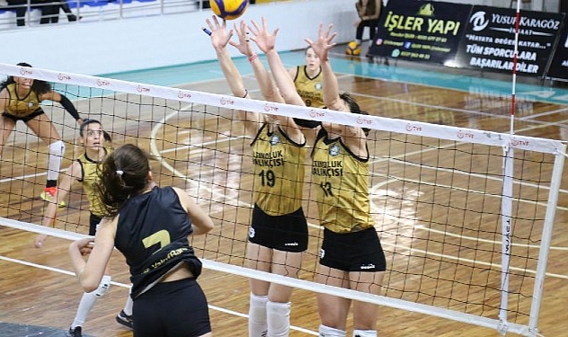 altinoluk-voleybol-rahat-kazandi.jpg