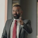 bir-bavul-otuz-iki-hikaye-tek-bir-dunya-kalt-ve-ayak-isleri-ekibinden-yepyeni-bir-skec-dizisi-dunya-bu.jpg