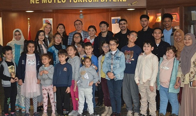 egeli-yabanci-uyruklu-ogrenciler-gorme-engelli-dostlarina-masal-anlatti.jpg