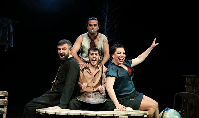 izbbst-3-nalla-1-at-icin-perdelerini-acacak.jpg