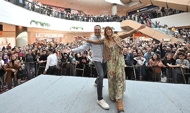 ali-sunal-ve-doga-rutkay-hava-muhalefeti-filmi-icin-izmirde-seyirci-ile-bulustu.jpg