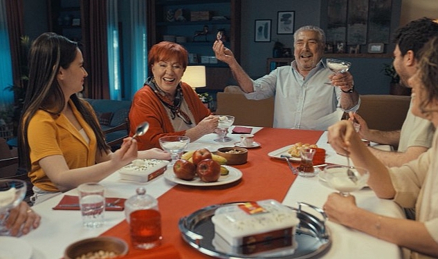 erdal-ozyagcilar-ailesiyle-birlikte-ilk-kez-reklam-filminde.jpg