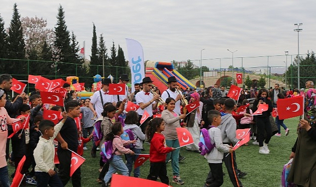 koc-toplulugu-sirketleri-ve-gonullulerinden-23-nisan-ulusal-egemenlik-ve-cocuk-bayraminda-deprem-bolgesindeki-cocuklara-destek.jpg