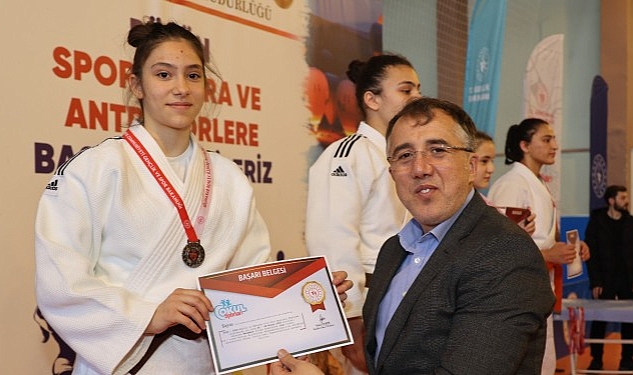 nevsehir-belediye-baskani-dr-mehmet-savran-okul-sporlari-judo-yildizlar-kiz-erkek-turkiye-birinciligi-musabakalari-odul-torenine-katildi.jpg