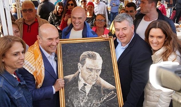 alacati-ot-festivalinde-tunc-soyere-mozaik-ataturk-portresi.jpg