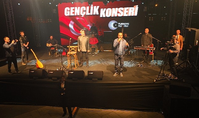 baskan-altay-ugur-isilak-konserinde-konyalilarin-coskusuna-ortak-oldu.jpg