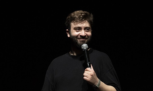 baturay-ozdemir-biraz-daha-stand-up-gosterisi-ile-haziran-ayi-boyunca-sahnede.jpg