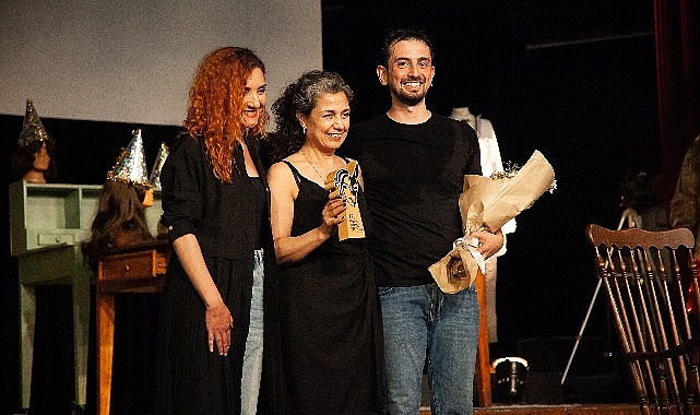 nilufer-kent-tiyatrosu-kibrista-alkislari-topladi.jpg
