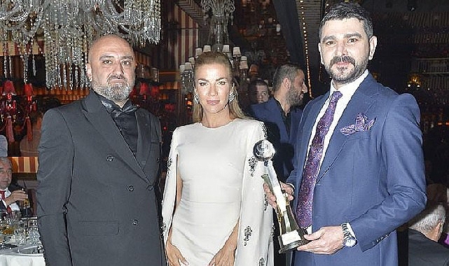 semih-sarialioglu-odulunu-unlulerle-kutladi.jpg