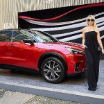 hadise-lexus-ile-milanoda-sira-disi-bir-gun-yasadi.jpg
