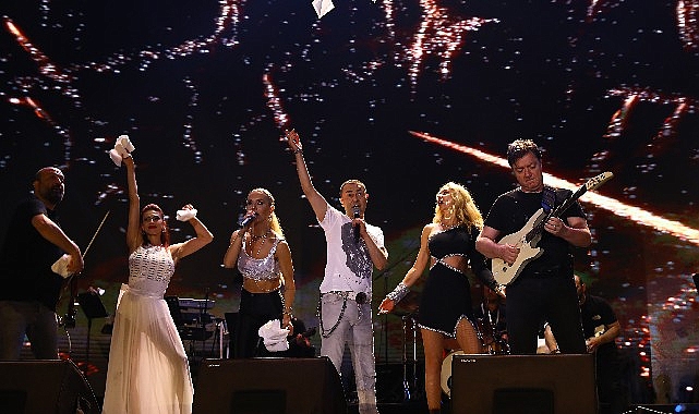 istanbul-festivalinde-hande-yener-ve-serdar-ortac-ruzgari-esti.jpg