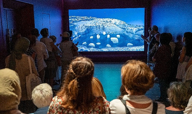 unlu-fotografci-isabel-munoz-pera-muzesinde-sanatseverlerle-bulustu.jpg