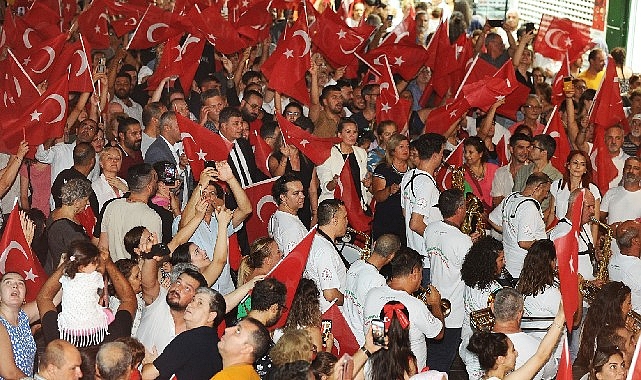 30-agustos-zafer-bayraminda-karsiyaka-gelincik-tarlasina-dondu.jpg