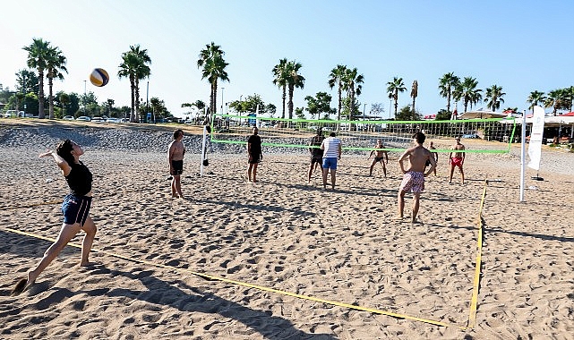 antalya-buyuksehirden-konyaalti-plajina-ucretsiz-plaj-voleybol-sahalari.jpg