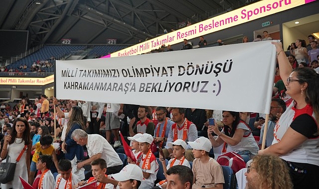 kahramanmarasli-cocuklar-turkiye-ukrayna-milli-basketbol-macinda-millileri-desteklemek-icin-istanbuldaydi.jpg