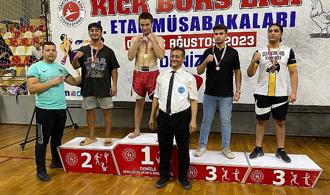 kemer-belediyesi-kick-boks-takimi-gogsumuzu-kabartti.jpg