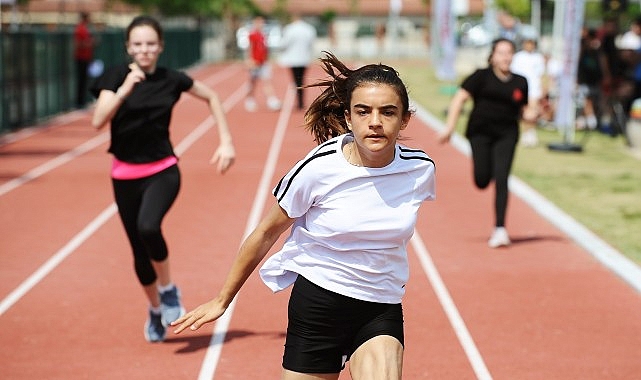 semra-aksu-atletizm-parki-1-yilda-binlerce-karsiyakaliyi-atletizm-ile-tanistirdi.jpg