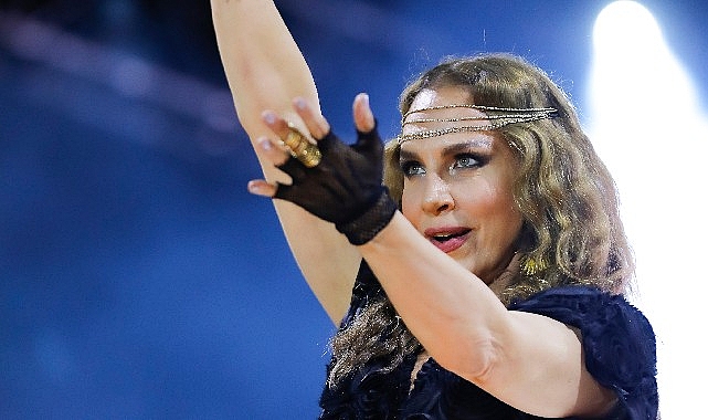sertab-erener-turkcell-vadi-sahnesinde-verdigi-konserle-tum-dinleyicileri-buyuledi.jpg