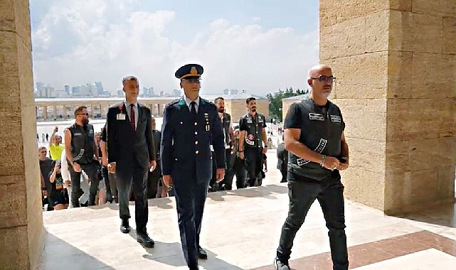 ataturk-filminin-yonetmeni-atanin-huzurunda.jpg