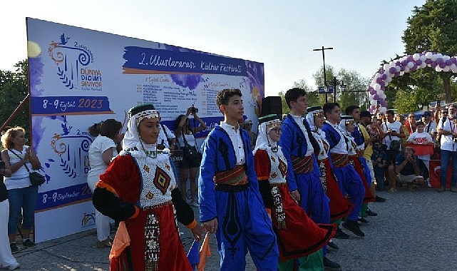 dunya-didimi-seviyor-festivali-rengarenk-goruntulere-sahne-oldu.jpg