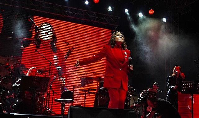 cesme-cumhuriyetin-100-yasini-coskuyla-kutluyor.jpg
