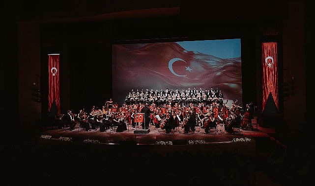 efes-kultur-yolu-festivali-cumhuriyet-konseriyle-basladi.jpg