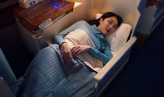 emirates-business-class-yolcularini-uzun-ucuslarda-daha-rahat-ettirecek-yeni-ucak-ici-kiyafet-setini-tanitti.jpg