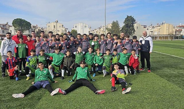 kusadasinda-her-yil-geleneksel-olarak-duzenlenen-somestr-cupa-katilan-narlidere-belediyespor-turnuvadan-3-kupayla-dondu.jpg