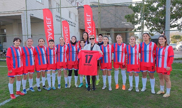 dardanel-kadin-futbol-takimina-sahika-ercumen-destegi-yesil-sahalarda-kadin-dayanismasi.jpg