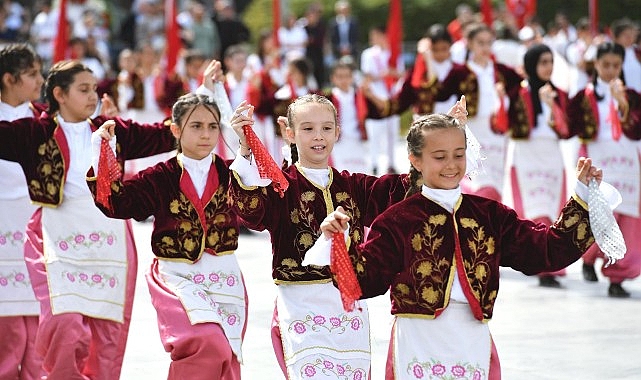 cumhuriyet-meydani-cocuklarin-gosterileriyle-renklendi.jpg