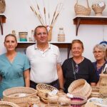 ayvalik-belediyesi-mahalleevlerindeki-kadinlar-tarafindan-uretilen-birbirinden-guzel-el-emegi-goz-nuru-hediyeler-el-emegi-pazarinda-satisa-sunuldu.jpg